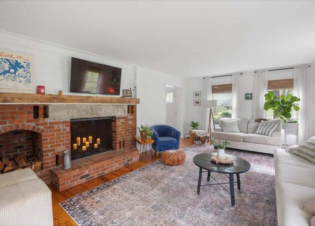 Property at 276 Oak Hill Rd, Shelburne, VT 05482, 4 beds, 2.5 baths