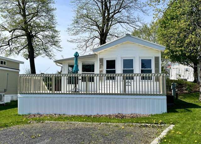 Property at 17 Jonathan Cir, South Hero, VT 05486, 1 bed, 1 bath
