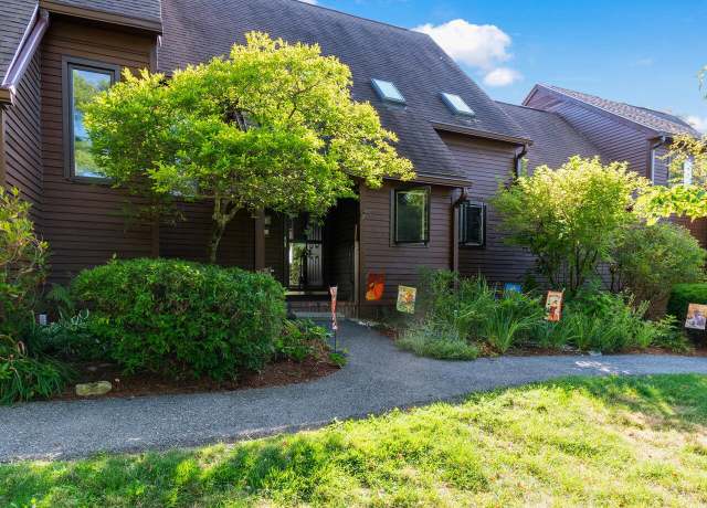 Property at 422 Acorn Ln, Shelburne, VT 05482, 3 beds, 3.5 baths