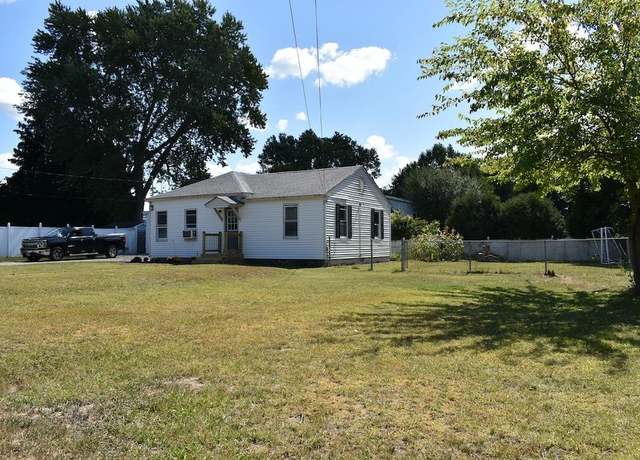 Property at 4 Haines St, Nashua, NH 03060, 3 beds, 1 bath