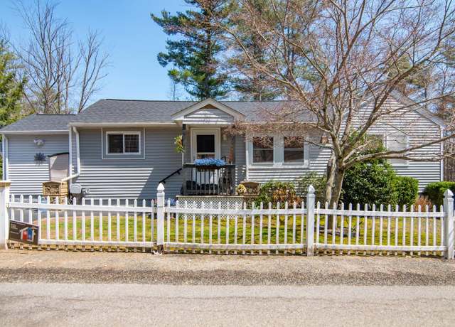 Property at 8 Cove Rd, Salem, NH 03079, 2 beds, 1 bath