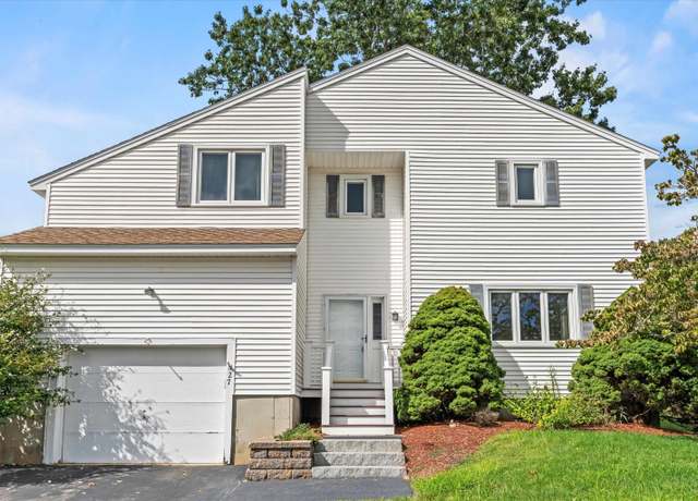 Property at 27 Country Hill Rd, Nashua, NH 03063, 2 beds, 2.5 baths
