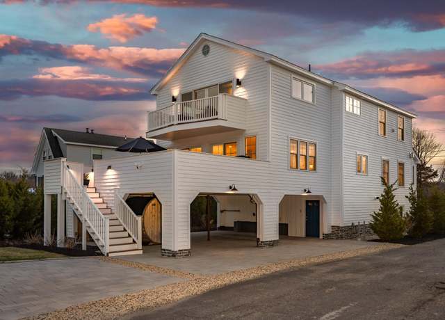 Property at 1076 Ocean Blvd, Hampton, NH 03842, 4 beds, 3 baths