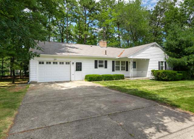 Property at 12 Shady Hill Rd, Nashua, NH 03063, 3 beds, 1.5 baths
