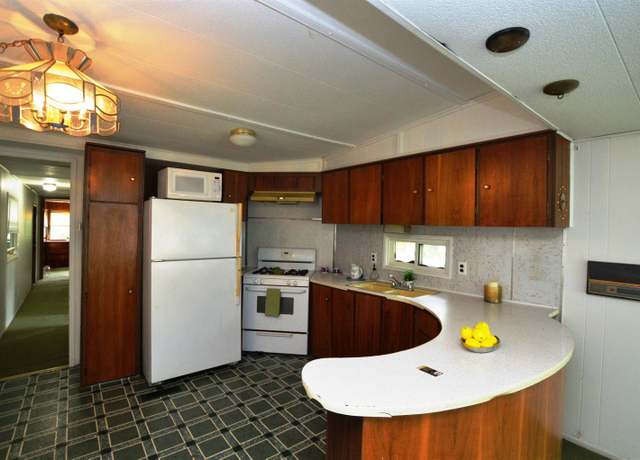Property at 197 Penny Ln, Shelburne, VT 05482, 2 beds, 1 bath