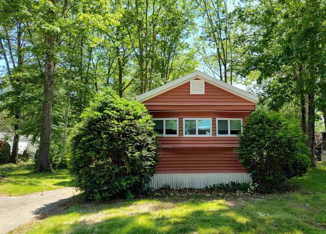 Property at 218 Robinhood Dr, Exeter, NH 03833, 2 beds, 1.5 baths