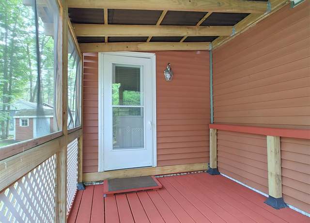 Property at 218 Robinhood Dr, Exeter, NH 03833, 2 beds, 1.5 baths