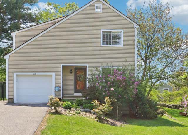 Property at 32 Doggett Ln, Nashua, NH 03064, 3 beds, 2.5 baths