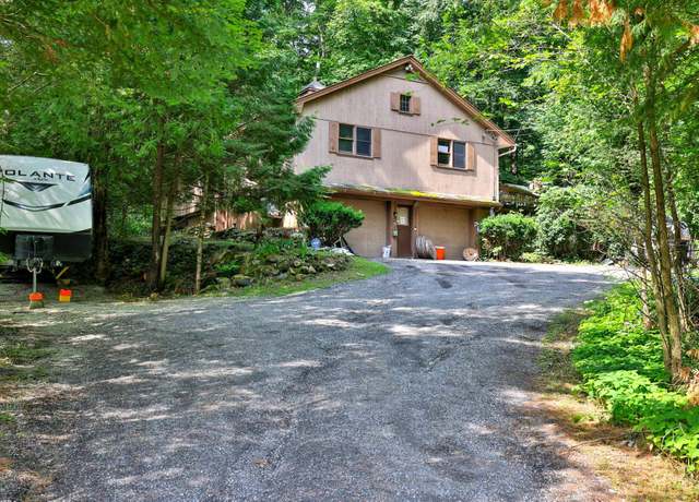 Property at 11 Oak Street Ext, Rutland, VT 05701, 3 beds, 3 baths