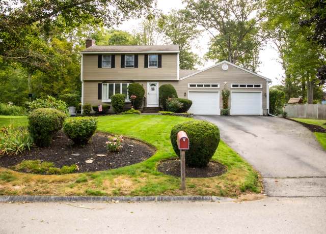 Property at 12 Apache St, Dover, NH 03820-6206, 3 beds, 1.5 baths