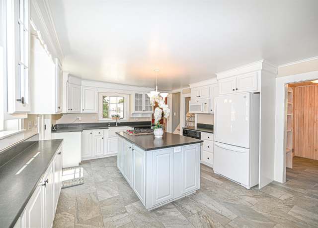 Property at 9 Lawes Ave, Bedford, NH 03110, 3 beds, 2 baths