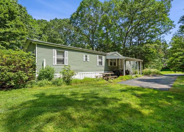 Property at 32 Scott Dr, Hampstead, NH 03841, 2 beds, 1.5 baths