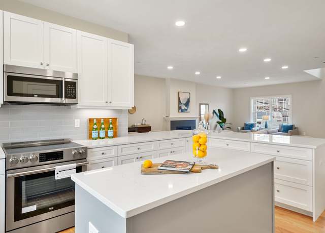 Property at 21 Brightstone Way #17, Sandown, NH 03873, 2 beds, 2.5 baths