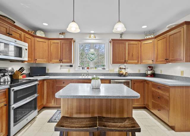 Property at 121 South Rd, East Kingston, NH 03827, 3 beds, 2 baths