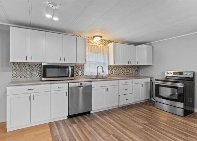 Property at 11 S Cranberry Ln, Rochester, NH 03867, 2 beds, 1.5 baths