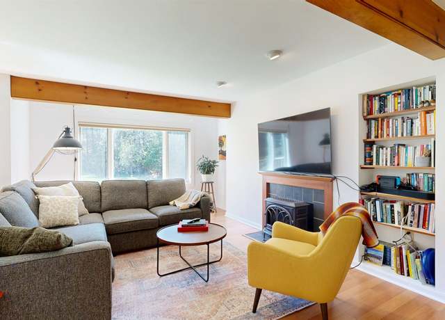 Property at 420 Acorn Ln, Shelburne, VT 05482, 2 beds, 2.5 baths