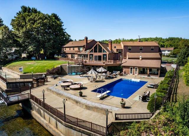 Property at 7 Meadowcrest Rd, Hooksett, NH 03106, 4 beds, 5 baths