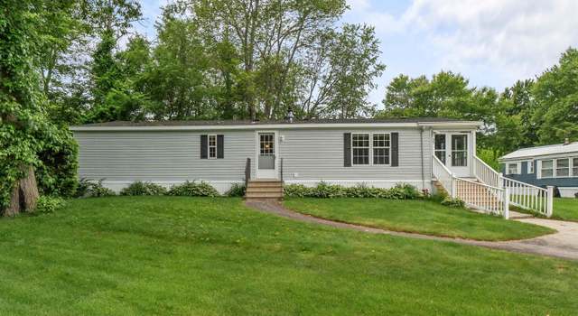 Photo of 35 Oak Hill Dr, Hampstead, NH 03841