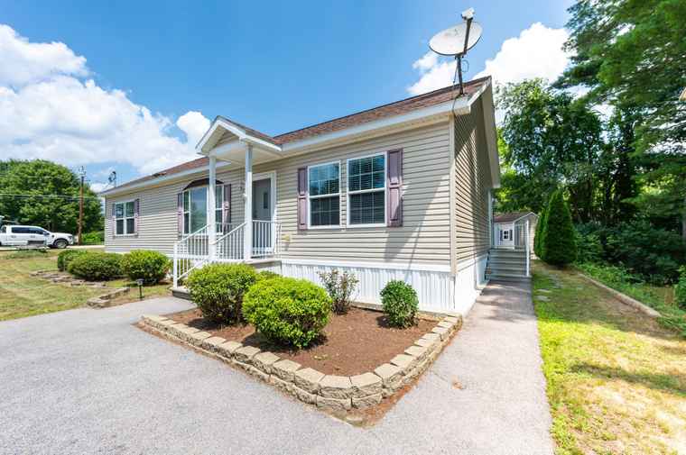 Photo of 2 Hawthorne Ln Nashua, NH 03062