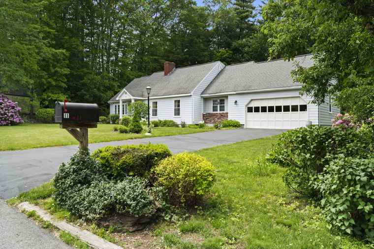 Photo of 11 Dunbarton Dr Nashua, NH 03063