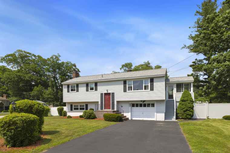 Photo of 32 Williams St Salem, NH 03079