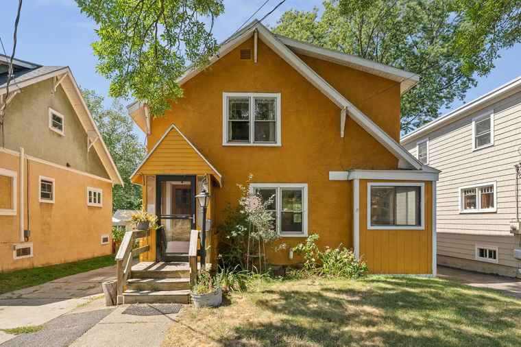 Photo of 135 Charlotte St Burlington, VT 05401