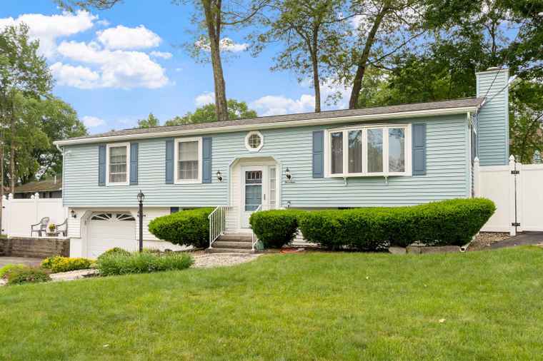 Photo of 14 Doncaster Dr Nashua, NH 03062