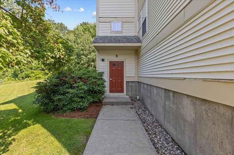 Photo of 227 Hildred Dr Burlington, VT 05401