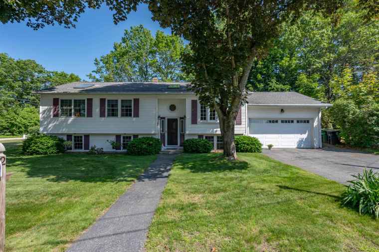 Photo of 2 Bloomingdale Dr Nashua, NH 03064