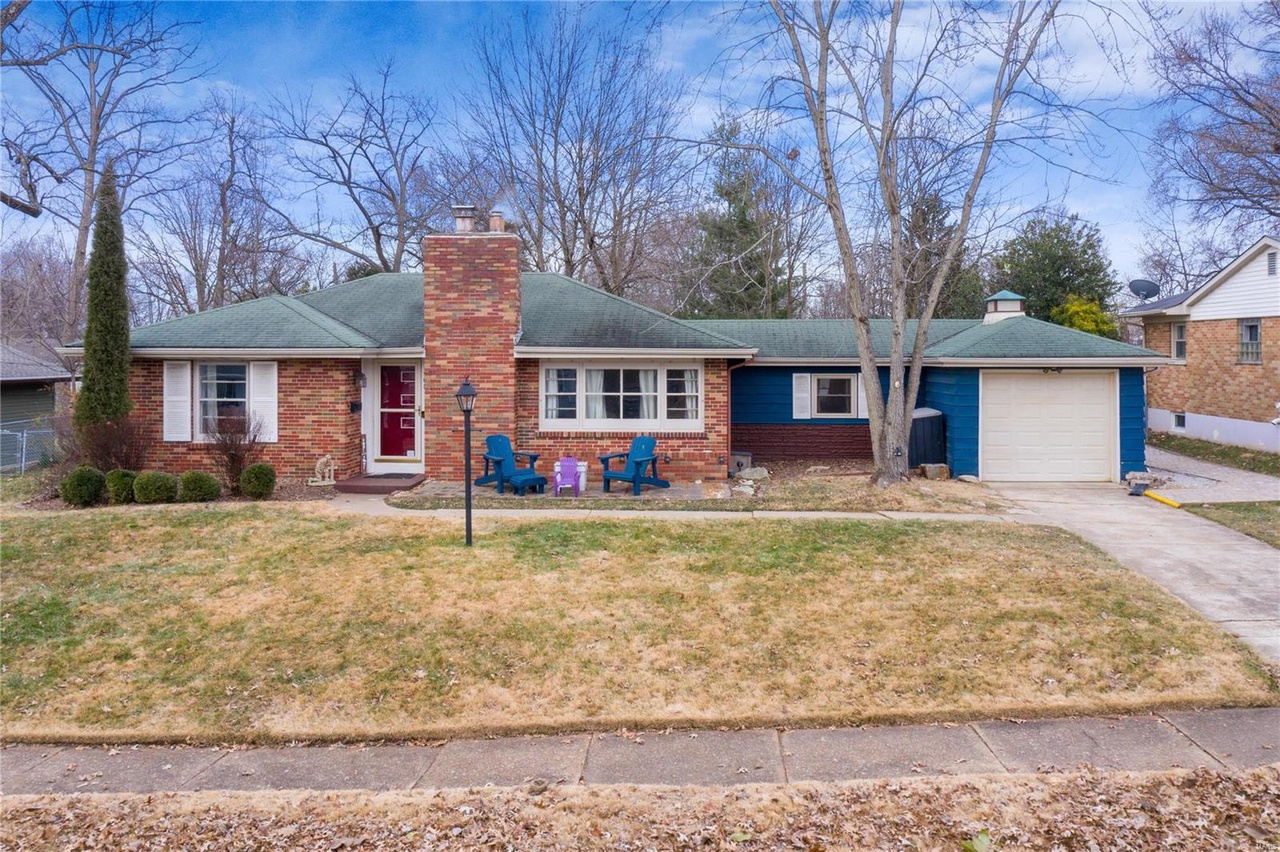 908 Leawood Dr, St Louis, MO 63126