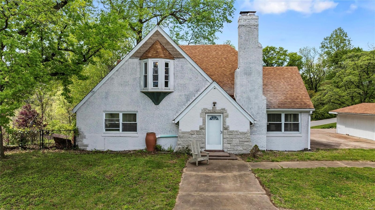 https://ssl.cdn-redfin.com/photo/156/bigphoto/272/24025272_0.jpg