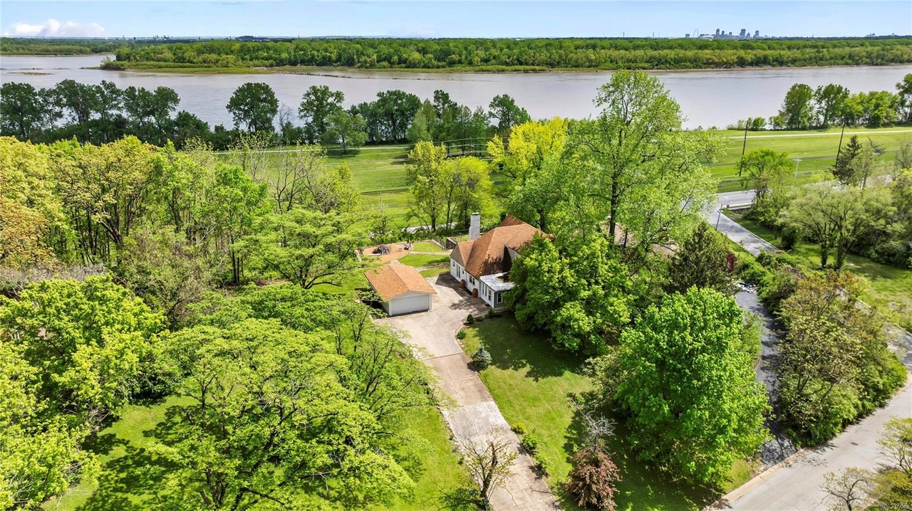 https://ssl.cdn-redfin.com/photo/156/bigphoto/272/24025272_2_0.jpg