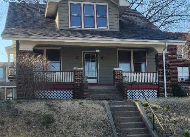 Property at 401 S 2nd St, St Charles, MO 63301, 4 beds, 2 baths