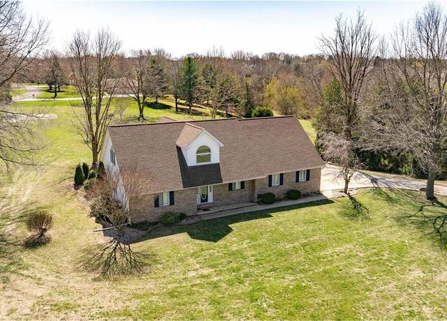 Property at 2907 Fox Run Dr, Godfrey, IL 62035, 4 beds, 2.5 baths