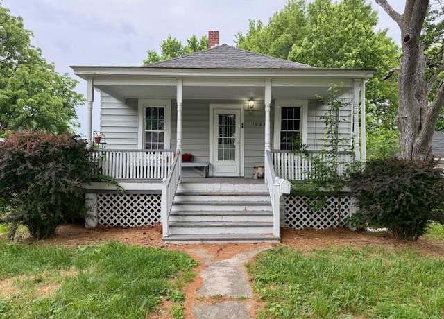 Property at 1003 W Spruce St, Jerseyville, IL 62052, 2 beds, 1 bath