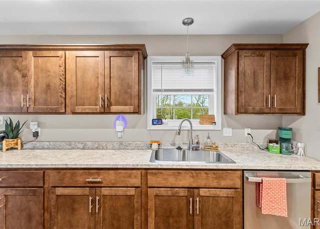 Property at 710 Skye View Ct, Farmington, MO 63640, 3 beds, 2 baths