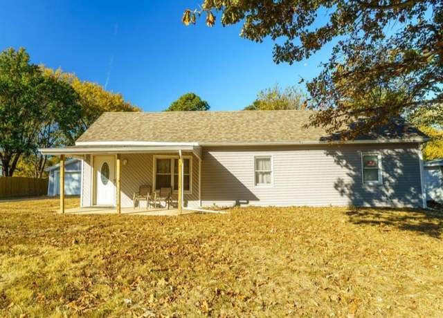 Property at 118 Preston St, Crocker, MO 65452, 2 beds, 1.5 baths