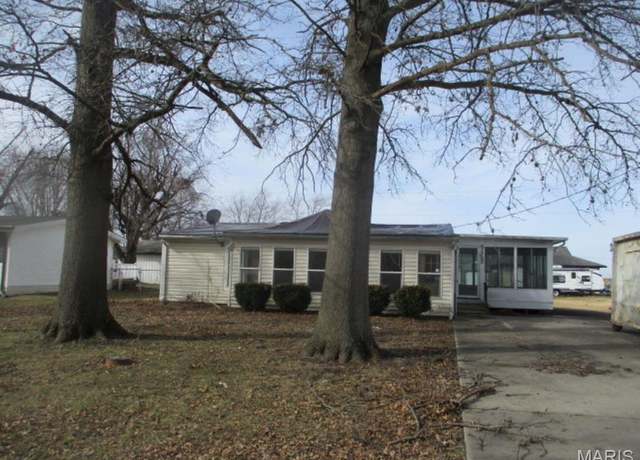 Property at 2208 S 5th St, Fayetteville, IL 62258, 3 beds, 1 bath