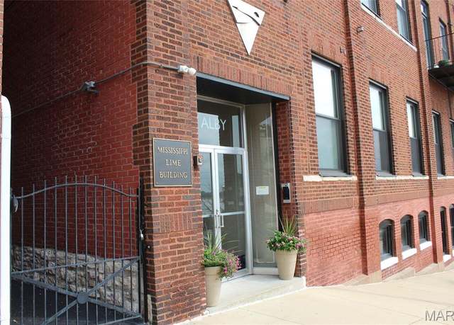Property at 7 Alby St #2, Alton, IL 62002, 2 beds, 2.5 baths