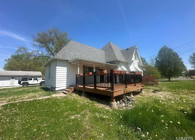Property at 605 N Union St, Staunton, IL 62088, 4 beds, 1 bath