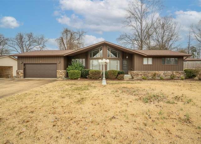 Property at 1726 Zehm Ave, Poplar Bluff, MO 63901, 4 beds, 4 baths