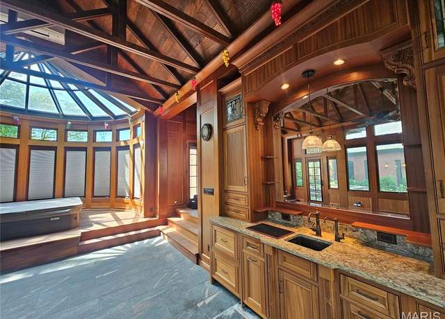 Property at 3130 Russell Blvd, St Louis, MO 63104, 5 beds, 2.5 baths