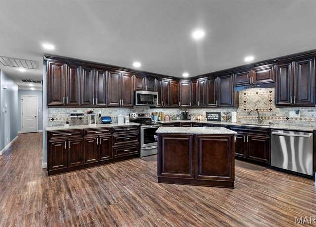 Property at 216 Sherrie Dr, Sikeston, MO 63801, 4 beds, 4 baths