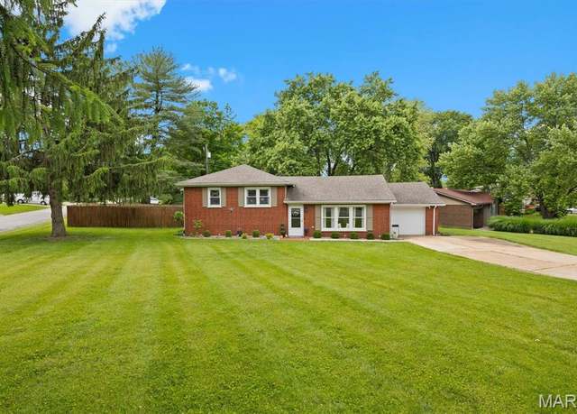 Property at 29 Dianne Dr, Belleville, IL 62220, 4 beds, 2.5 baths