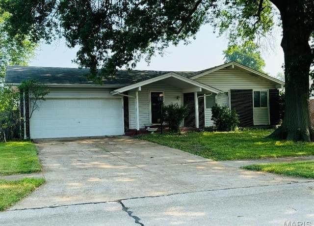 Property at 3092 Wintergreen Dr, Florissant, MO 63033, 3 beds, 2.5 baths