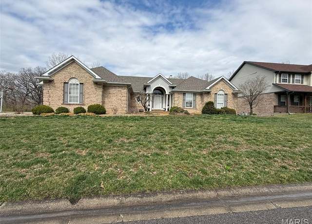 Property at 809 Deer Run Rd, Belleville, IL 62223, 5 beds, 3.5 baths
