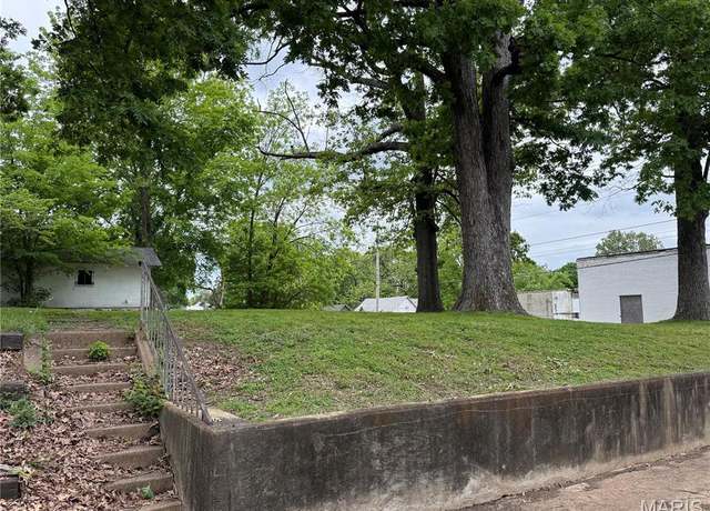 Property at 645 N 9th St, Poplar Bluff, MO 63901