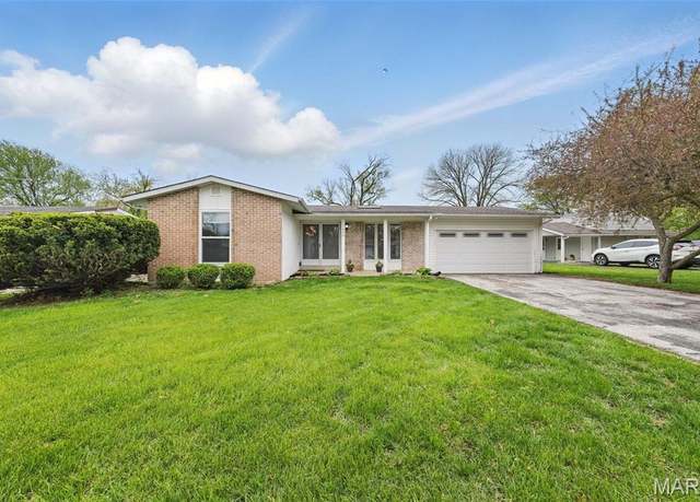 Property at 11940 Kentwood Dr, Maryland Heights, MO 63043, 3 beds, 1.5 baths