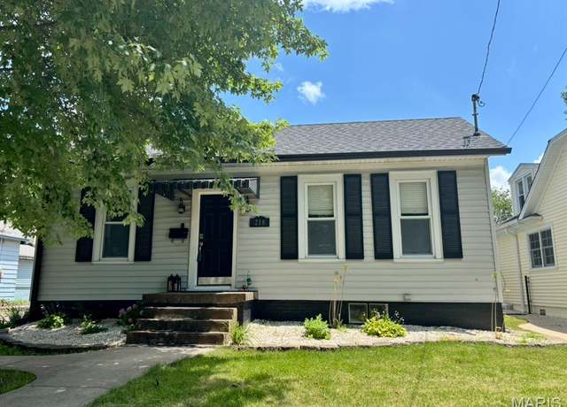 Property at 218 Monroe St, Edwardsville, IL 62025, 3 beds, 2 baths