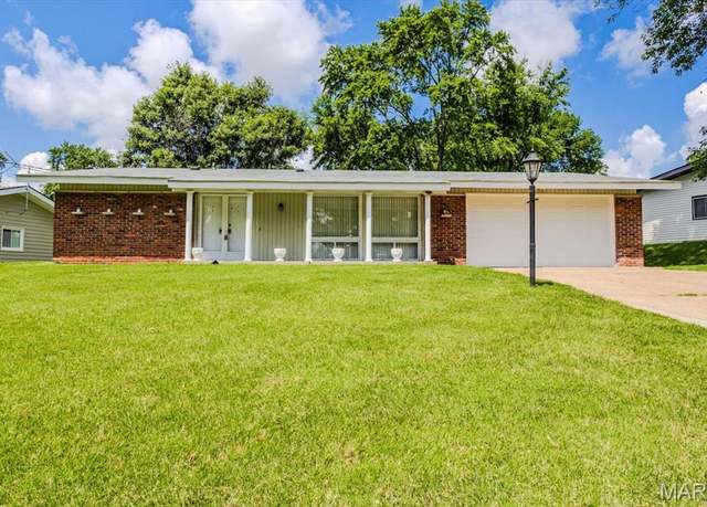 Property at 1643 Fontana Dr, St Louis, MO 63146, 3 beds, 2 baths